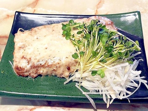 ひき肉を丸ごと焼く?パッカンステーキのチーズ乗せ♪